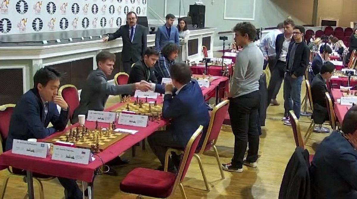 Кузубов жмет руку россиянину / Скриншот с трансляции