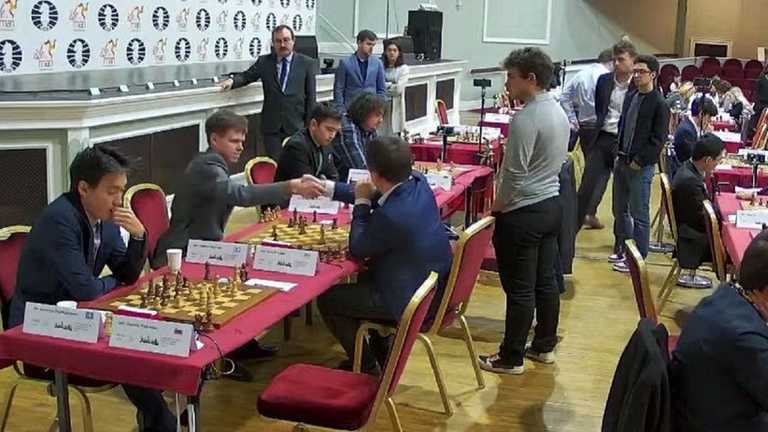 Кузубов тисне руку росіянину / Скріншот з трансляції Кузубов тисне руку росіянину / Скріншот з трансляції