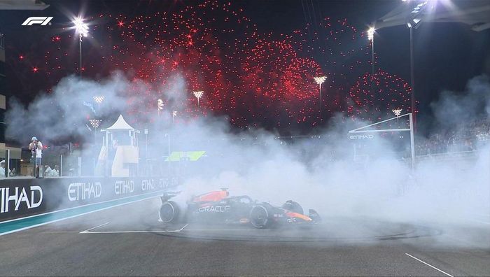 Вип-фанаты Формулы-1 побили друг друга бутылками из-под шампанского на Гран-при Абу-Даби – безумные кадры