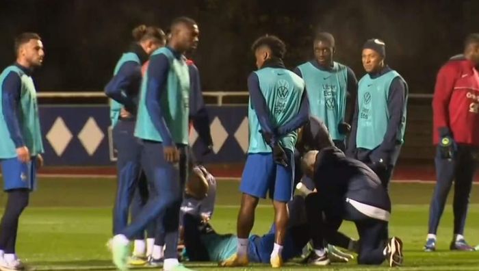 Звезда Реала повредил колено после столкновения с Дембеле в лагере сборной Франции