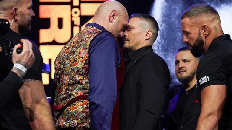 Ф'юрі та Усик під час битви поглядів / фото Top Rank