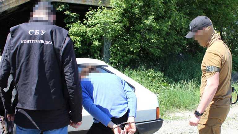 Момент затримання зрадника / фото СБУ Момент затримання зрадника / фото СБУ