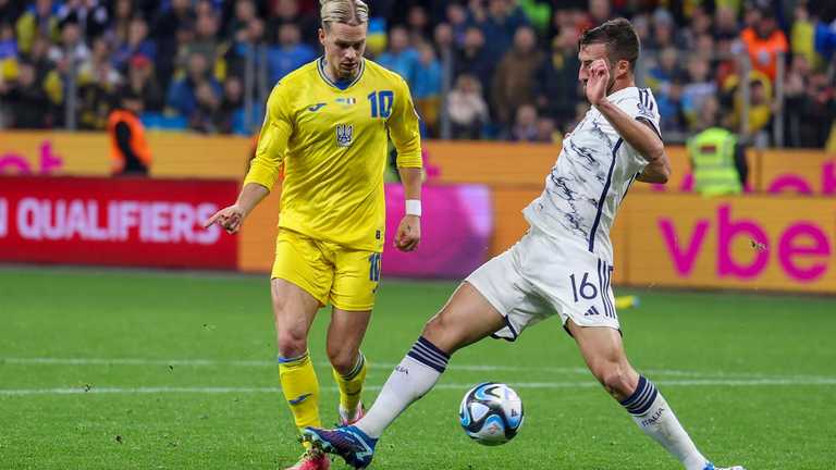 Михайло Мудрик і Браян Крістанете / EFE-EPA/CHRISTOPHER NEUNDORF Михайло Мудрик і Браян Крістанете / EFE-EPA/CHRISTOPHER NEUNDORF