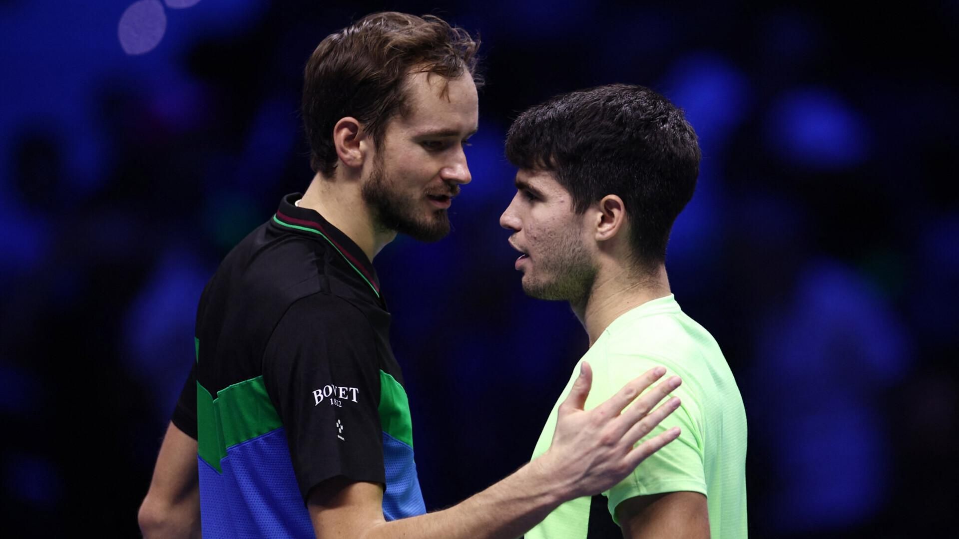 Медведев и Алькарас REUTERS/Guglielmo Mangiapane