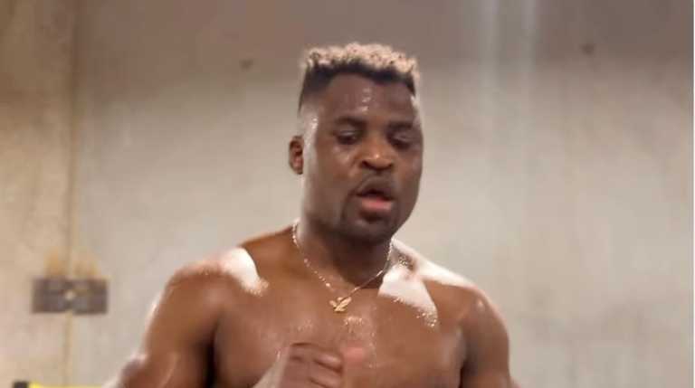 Френсіс Нганну / скріншот з відео з соцмереж боксера 