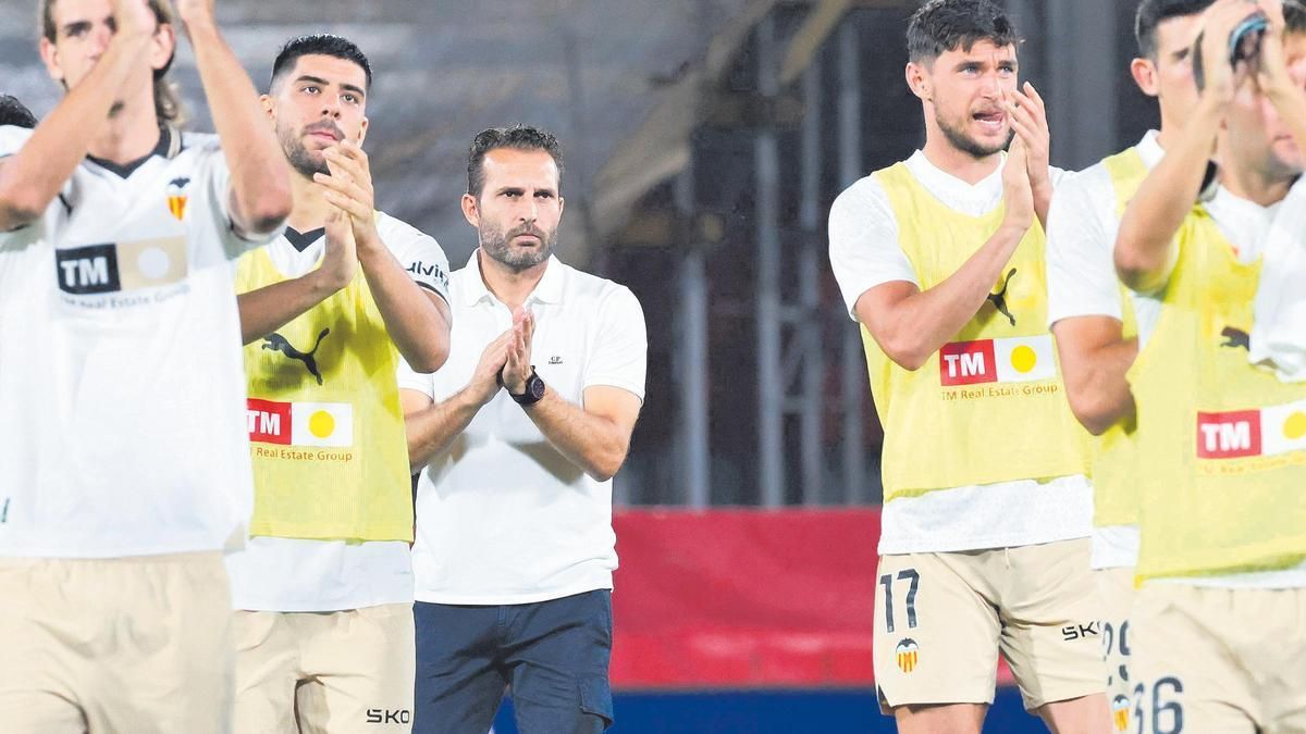 Роман Яремчук і гравці Валенсії / EFE Роман Яремчук і гравці Валенсії / EFE