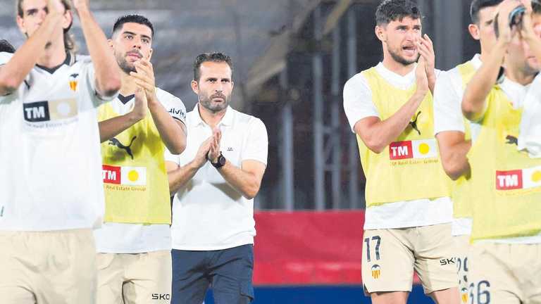 Роман Яремчук и играки Валенсии / EFE Роман Яремчук и играки Валенсии / EFE