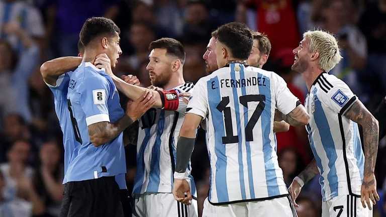 Конфликт во время матча Аргентина – Уругвай / Фото AGUSTIN MARCARIAN | SCANPIX