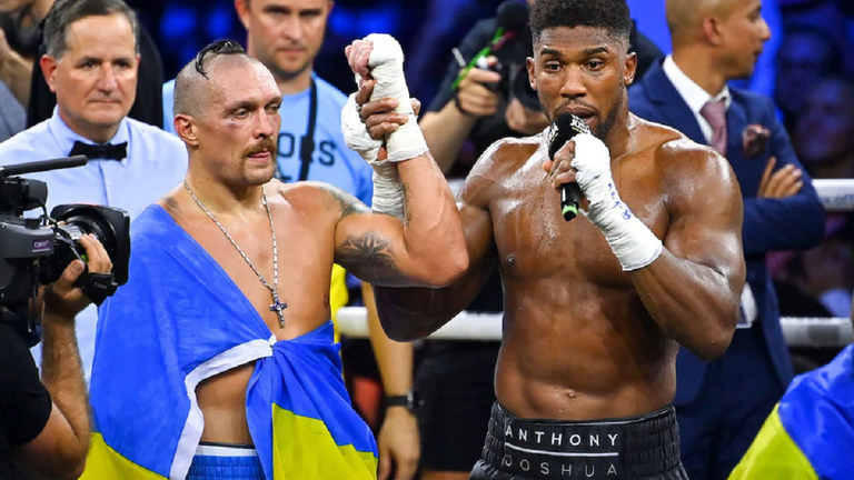 Олександр Усик і Ентоні Джошуа / ALI HAMED KHAMAJ/EPA-EFE/Shutterstock Олександр Усик і Ентоні Джошуа / ALI HAMED KHAMAJ/EPA-EFE/Shutterstock