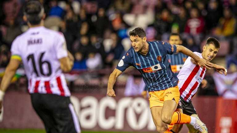 Роман Яремчук (по центру) / Фото ФК Валенсия Роман Яремчук (по центру) / Фото ФК Валенсия