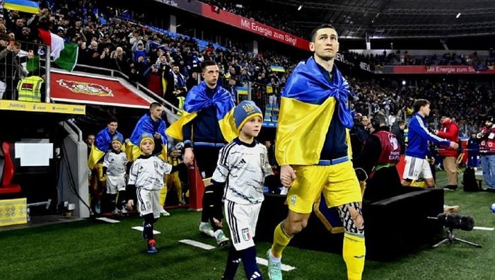Збірна України отримала покарання від УЄФА за поведінку вболівальників на матчі з Італією