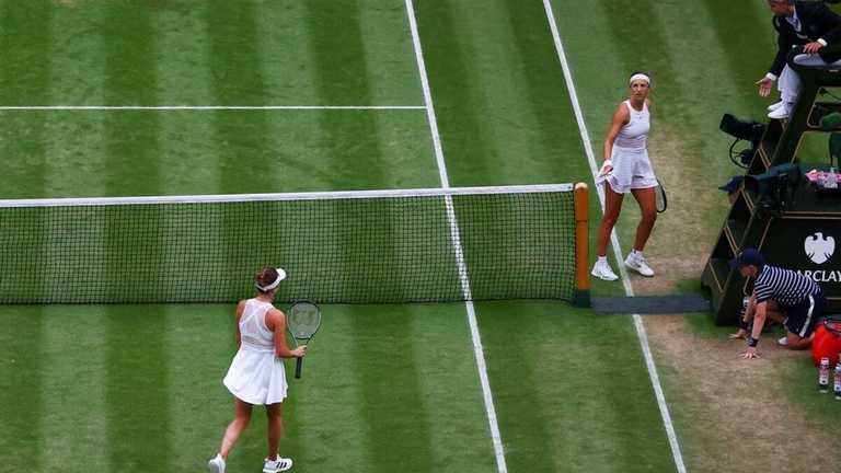 Світоліна та Азаренко після матчу / Фото Reuters Світоліна та Азаренко після матчу / Фото Reuters