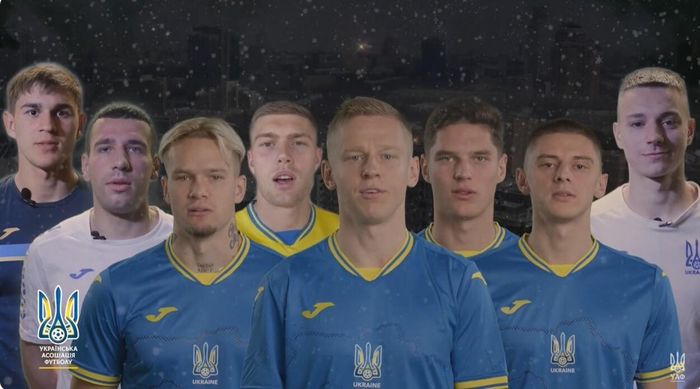 Довбик, Мудрик, Зинченко и другие футболисты поздравили украинцев с Новым годом – видео дня
