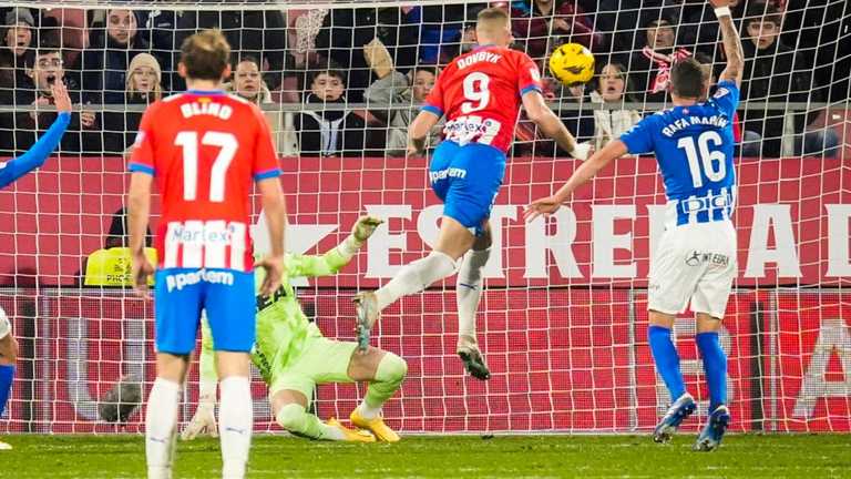 Артем Довбик забивает Алавесу / Фото EFE Артем Довбик забивает Алавесу / Фото EFE