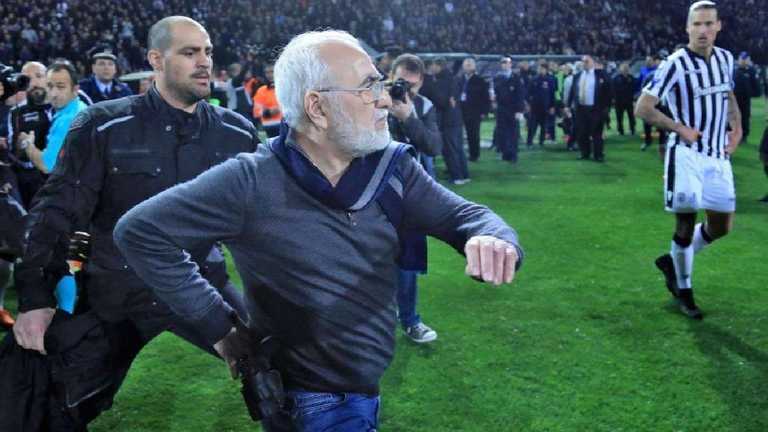 Президент ПАОКа Иван Саввиди угрожает арбитру оружием / Twitter АЕКа Президент ПАОКа Иван Саввиди угрожает арбитру оружием / Twitter АЕКа