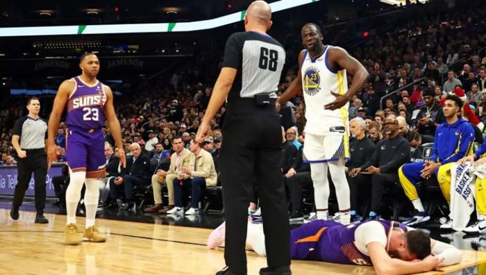 Звезду НБА отстранили на неопределенный срок за удар соперника по лицу – видео брутальной затеи