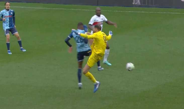 Момент фолу Доннарумми / скріншот з трансляції Момент фолу Доннарумми / скріншот з трансляції