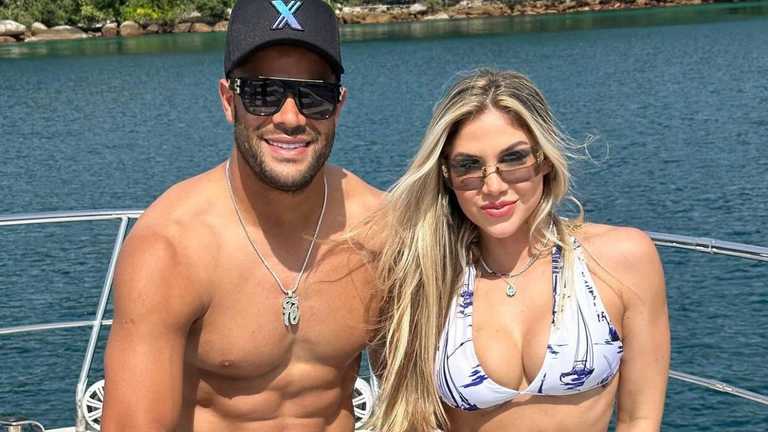 Халк с женой / фото из открытых источников Халк с женой / фото из открытых источников