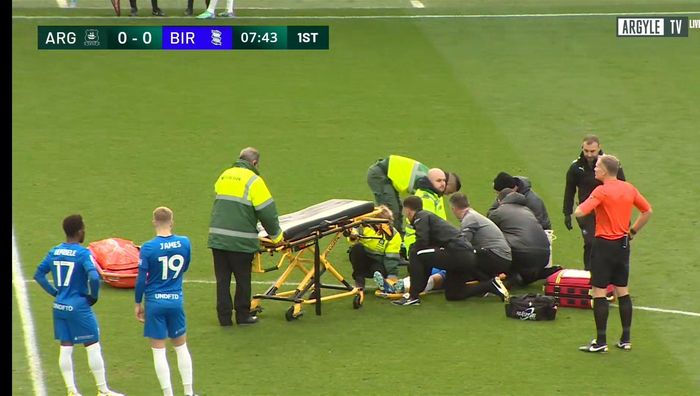 Талантливого футболиста из команды Руни вынесли с поля на носилках из-за страшной травмы Талантливого футболиста из команды Руни вынесли с поля на носилках из-за страшной травмы