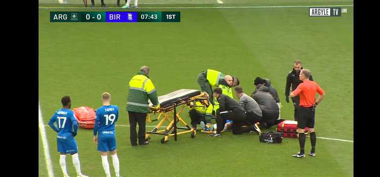 Медики надають допомогу футболісту / Скріншот з трансляції Медики надають допомогу футболісту / Скріншот з трансляції