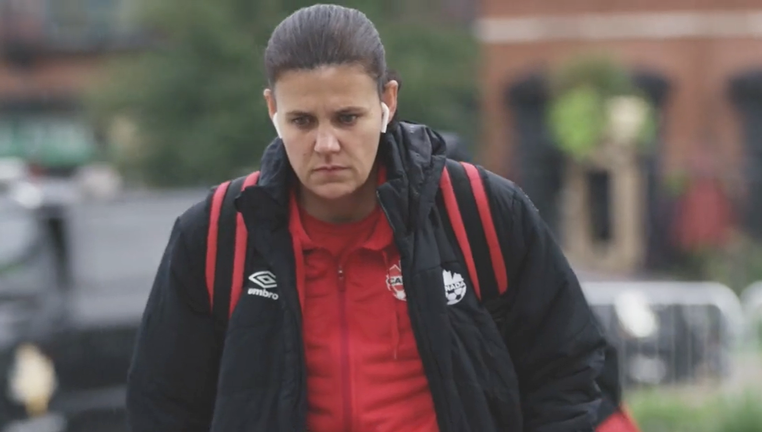 Кристин Синклер / Стоп-кадр из видео