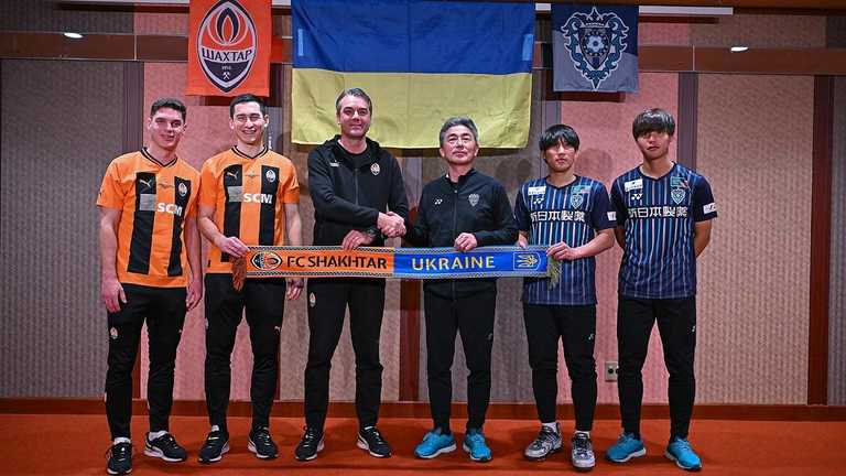 Гравці і наставники Шахтаря і Авіспи Фукуоки / Фото донецького клуб зі соцмережі X Гравці і наставники Шахтаря і Авіспи Фукуоки / Фото донецького клуб зі соцмережі X