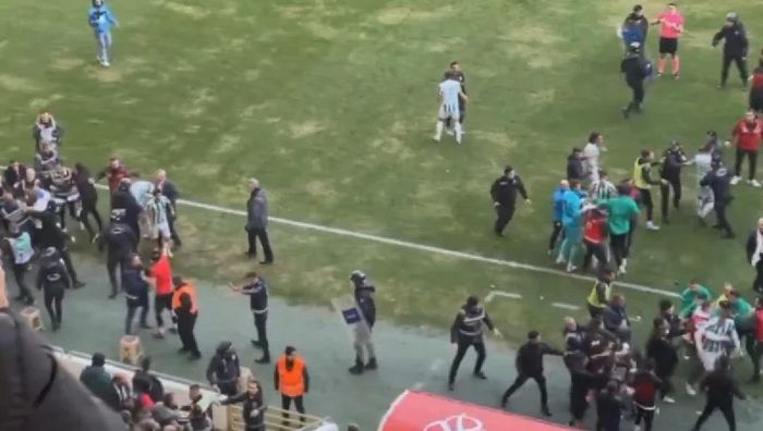 Новый скандал в Турции – футболисты устроили массовую драку на поле