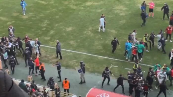 Новий скандал у Туреччині – футболісти влаштували масову бійку на полі