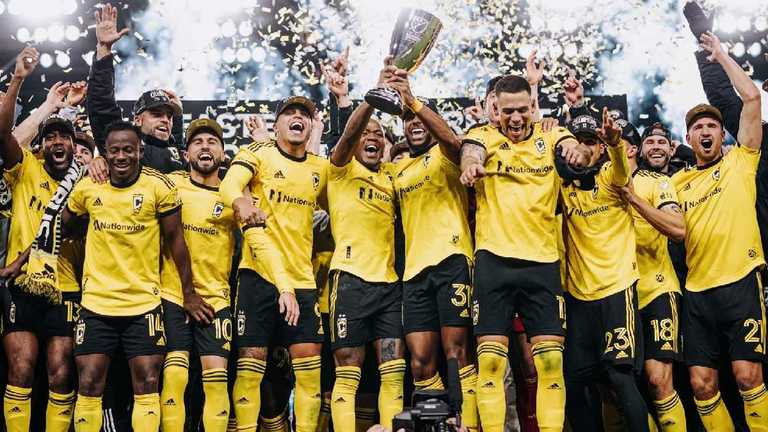 Євген Чеберко (крайній праворуч) / ФК Коламбус Крю Євген Чеберко (крайній праворуч) / ФК Коламбус Крю