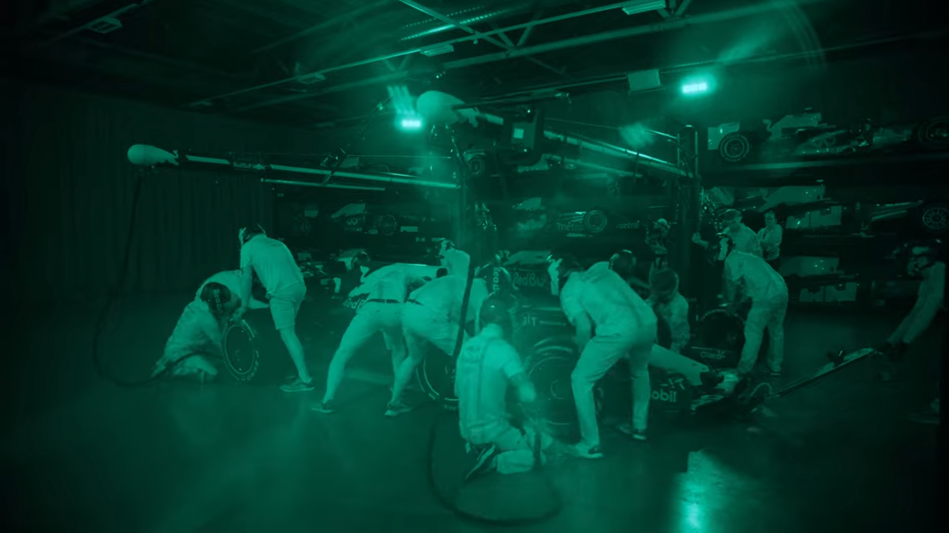 Команда Ред Булл / скриншот відео Is It Possible To Complete A Pit Stop In Complete Darkness?