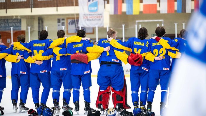 Сборная Украины по хоккею победила Эстонию и вышла в лидеры молодежного чемпионата мира