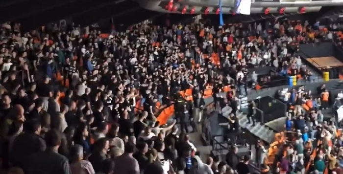 Сербские ультрас посеяли хаос в Испании на матче баскетбольной Евролиги – пришлось вмешиваться полиции