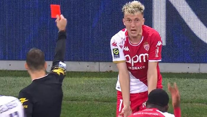 Российский футболист отметился отвратительным поступком в чемпионате Франции – ему грозит длительная дисквалификация Российский футболист отметился отвратительным поступком в чемпионате Франции – ему грозит длительная дисквалификация