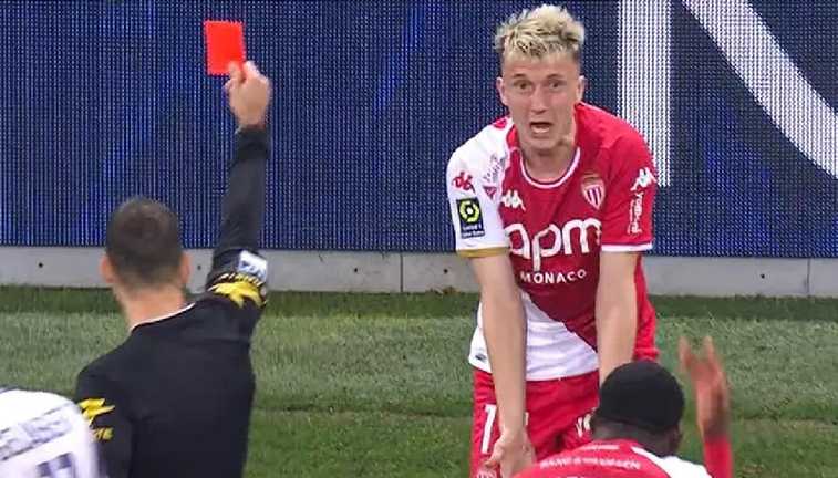 Головин зарабатывает удаление / Стоп-кадр из видео Головин зарабатывает удаление / Стоп-кадр из видео