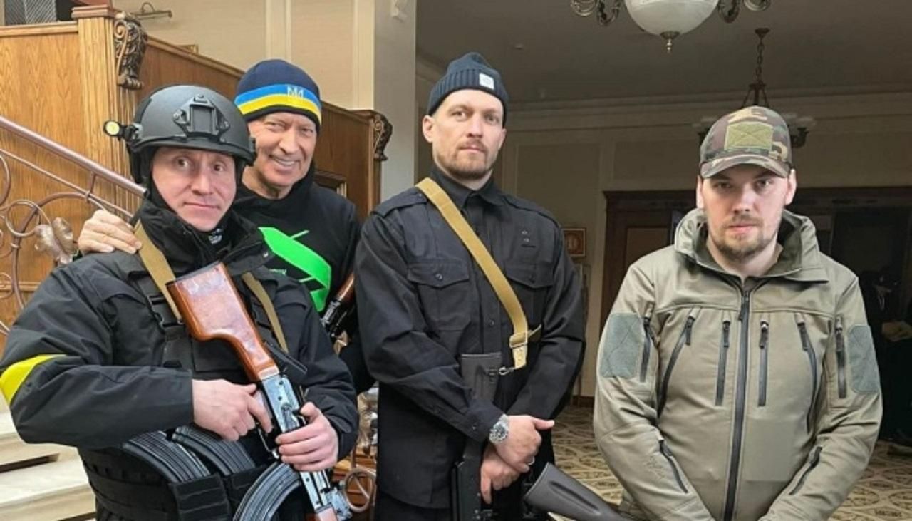 Александр Усик (в центре) / Фото из открытых источников