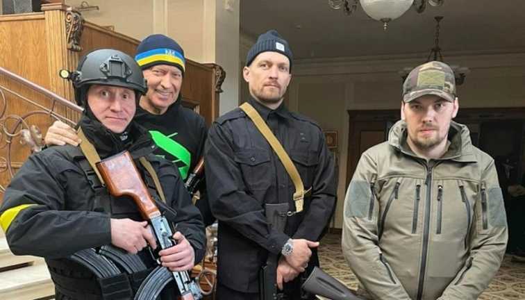 Александр Усик (в центре) / Фото из открытых источников Александр Усик (в центре) / Фото из открытых источников