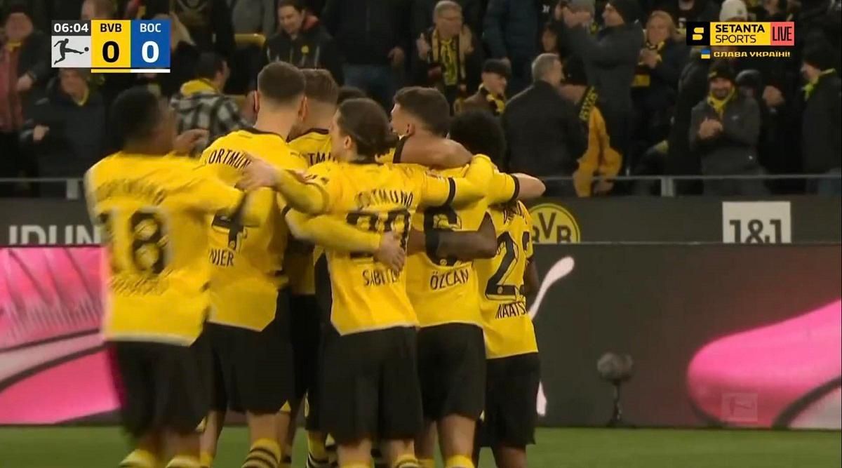 Игроки Боруссии Д празднуют гол / Скриншот с трансляции