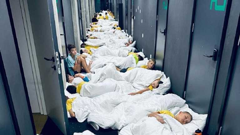 Діти сплять у коридорі / Фото Дмитра Поворознюка Діти сплять у коридорі / Фото Дмитра Поворознюка