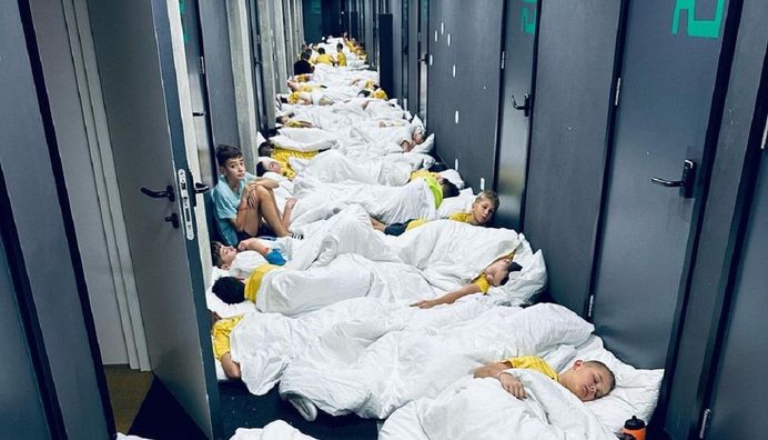 Юні футболісти сплять у коридорі, ховаючись від російських ракет – шокуюче фото зі Львова
