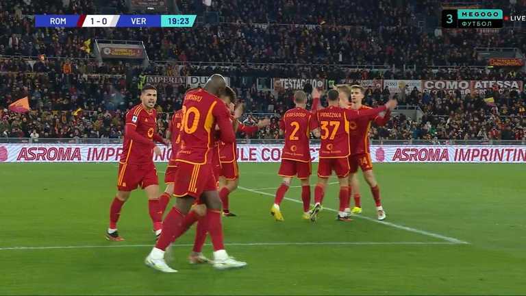 Игроки Ромы празднуют гол / Скриншот из трансляции Игроки Ромы празднуют гол / Скриншот из трансляции