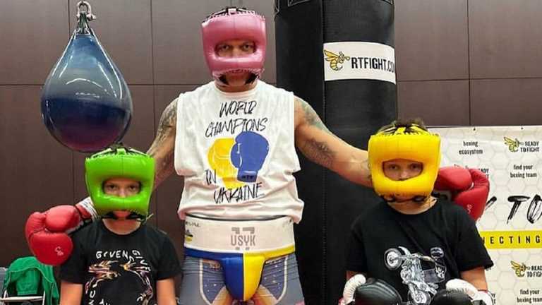 Олександр Усик зі синами / Фото instagram.com/lomus_official Олександр Усик зі синами / Фото instagram.com/lomus_official