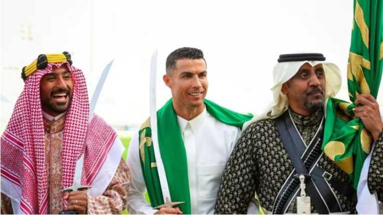 Роналду с шейхами / Фото AS Роналду с шейхами / Фото AS