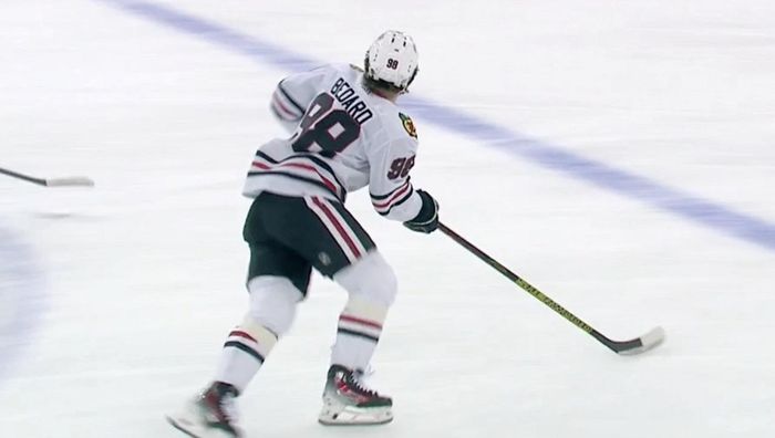 Звездному новичку НХЛ сломали челюсть во время матча, а его "защитнику" – палец