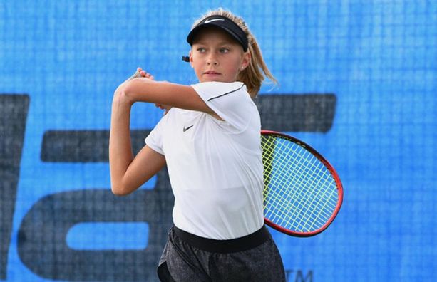 Українська тенісистка потиснула руку росіянці після поразки на юніорському Australian Open – реакція батька і міністерства