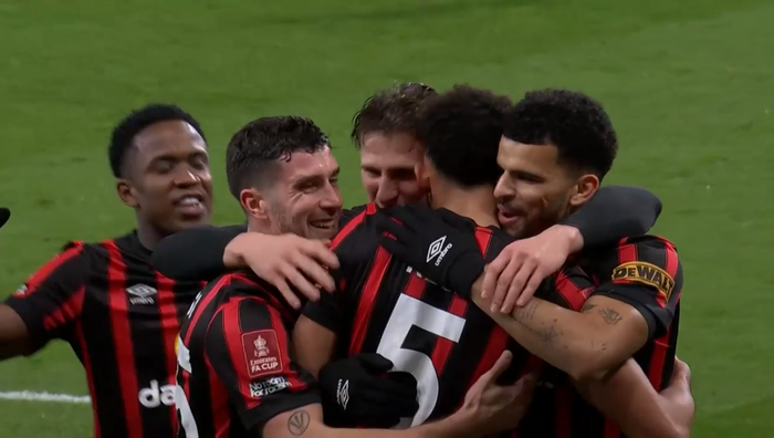 Борнмут с Забарным разгромил Суонси и стал первым участником 1/8 финала Кубка Англии Борнмут с Забарным разгромил Суонси и стал первым участником 1/8 финала Кубка Англии