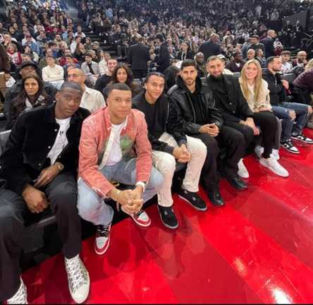 Мбаппе на матчі НБА з гравцями ПСЖ / Фото з Twitter Мбаппе на матчі НБА з гравцями ПСЖ / Фото з Twitter