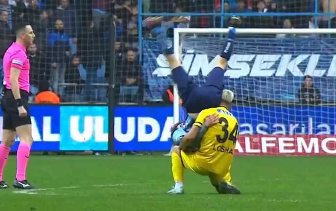 Флориан Лошай спас Эдуара Мишу от падения / Скриншот с матча Флориан Лошай спас Эдуара Мишу от падения / Скриншот с матча