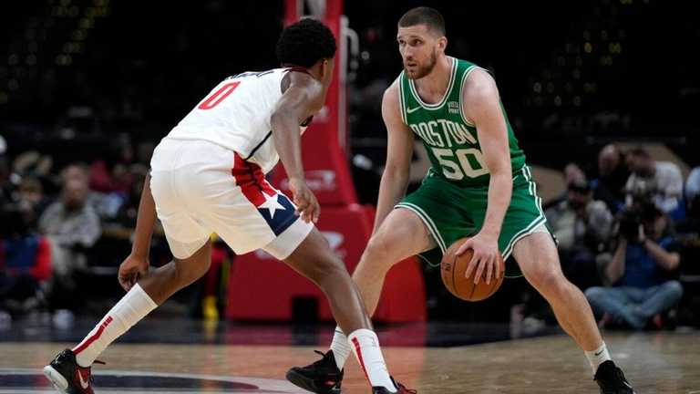 Святослав Михайлюк у складі Бостона / Фото AP Photos Святослав Михайлюк у складі Бостона / Фото AP Photos