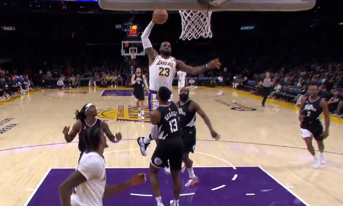 Постер-данк Леброна Джеймса / Скриншот трансляції Постер-данк Леброна Джеймса / Скриншот трансляції