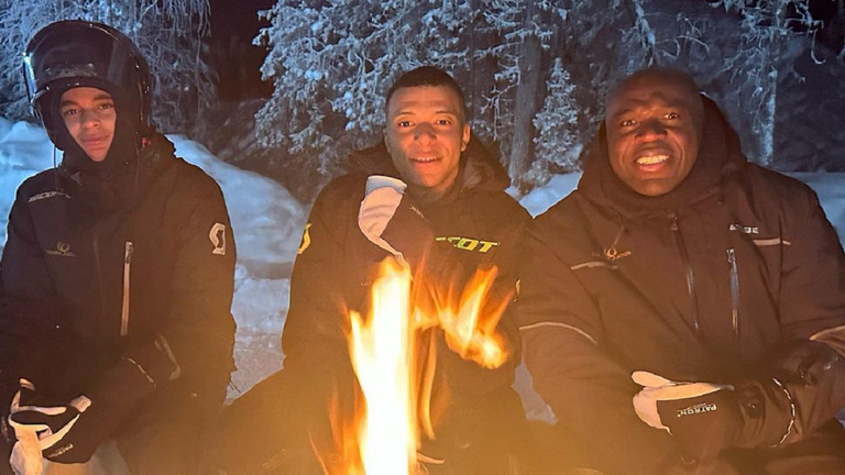 Килиан Мбаппе (по центру) / instagram.com/k.mbappe Килиан Мбаппе (по центру) / instagram.com/k.mbappe